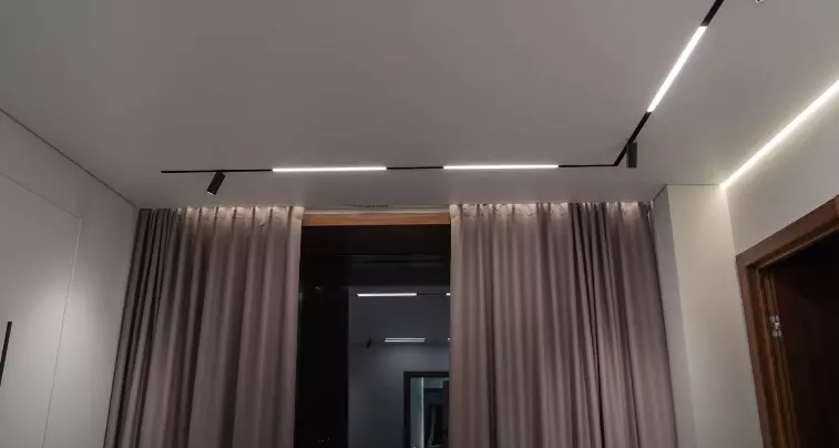 Натяжной потолок со скрывающим карнизом